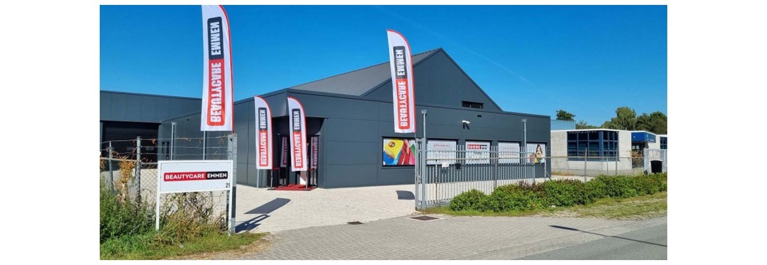 1 Pand met vlaggen Beautycare Emmen