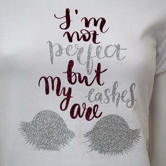 Wit T-shirt not perfect lashes are donkerrood-zilver