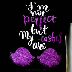 Zwart T-shirt not perfect lashes are paars-wit Zwart T-shirt not perfect lashes are paars-wit