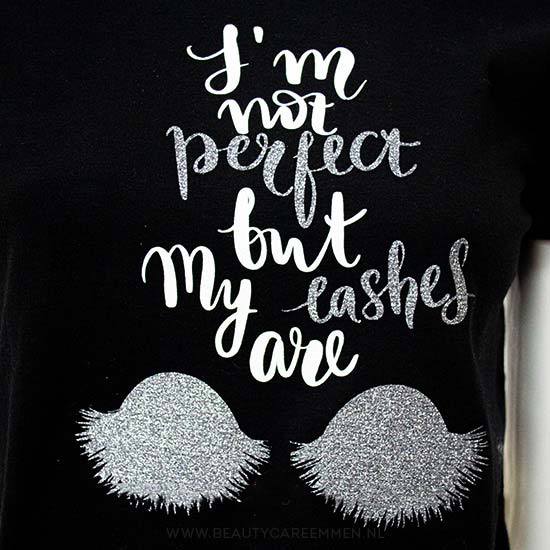 Zwart T-shirt not perfect lashes are wit-zilver